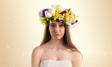 Çiçek tacı olan üzgün kadın
