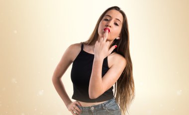 Genç kız boynuz jest yapma