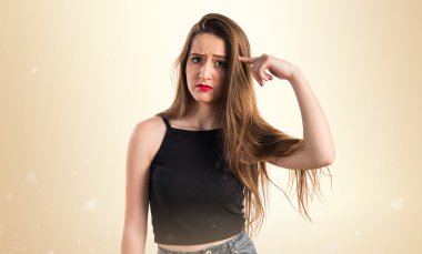 Genç kız deli jest yapıyor