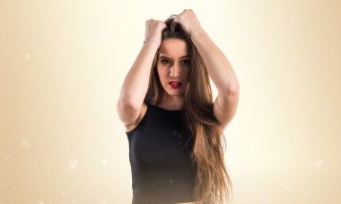 Koyu sarı arka plan üzerinde genç kız