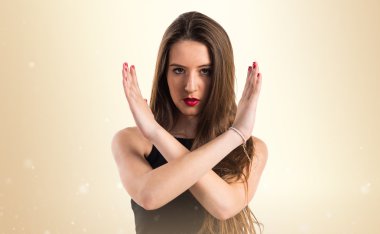 Genç kız hiç jest yapıyor