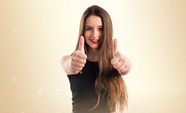 başparmak ile genç kız