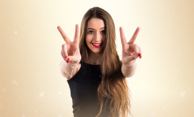 Genç kız zafer jest yapıyor