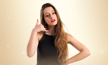 Genç kız telefon jest yapma