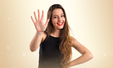 Genç kız beş sayma