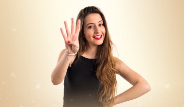 Genç kız dört sayma