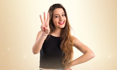 Genç kız üç sayım