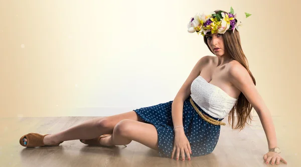 Modelo mujer con corona de flores — Foto de Stock