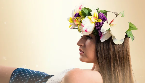 Modell Frau mit Krone aus Blumen — Stockfoto
