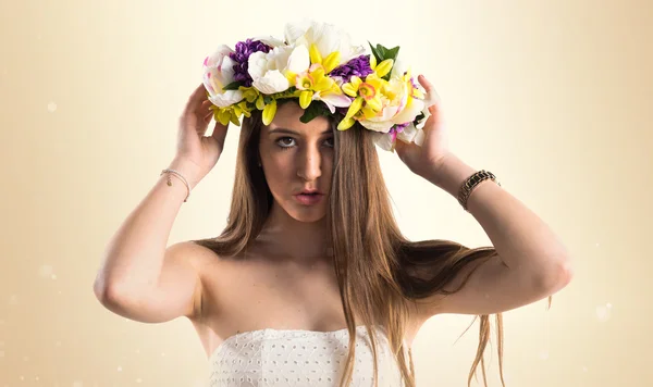 Modell Frau mit Krone aus Blumen — Stockfoto