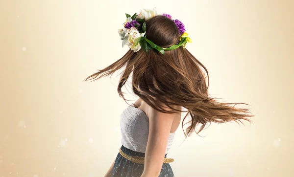 Mulher modelo com coroa de flores — Fotografia de Stock