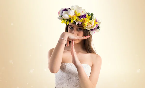 Mädchen mit Blumenkrone macht Auszeit-Geste — Stockfoto