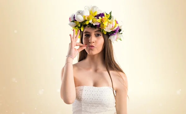 Mädchen mit Blumenkrone macht Schweigegeste — Stockfoto