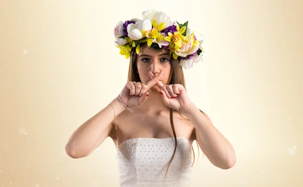 Mädchen mit Blumenkrone macht Schweigegeste — Stockfoto