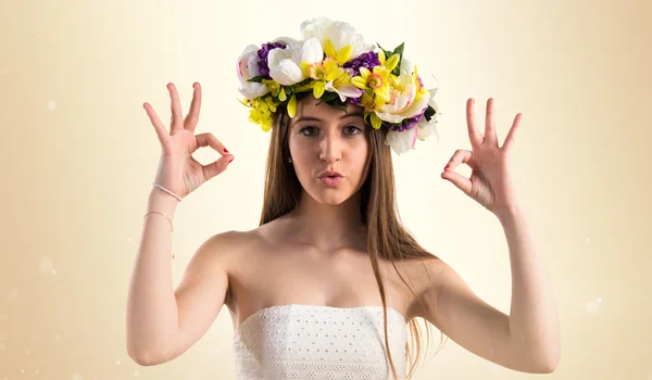 Mädchen mit Blumenkrone macht ok Zeichen — Stockfoto