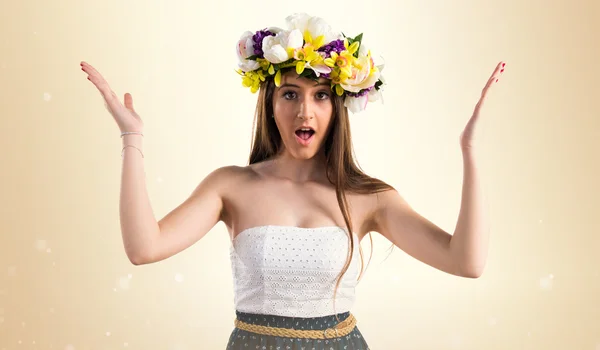 Menina com coroa de flores fazendo gesto surpresa — Fotografia de Stock