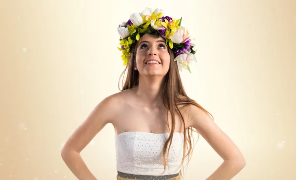 Mädchen mit Blumenkrone, die nach oben schaut — Stockfoto