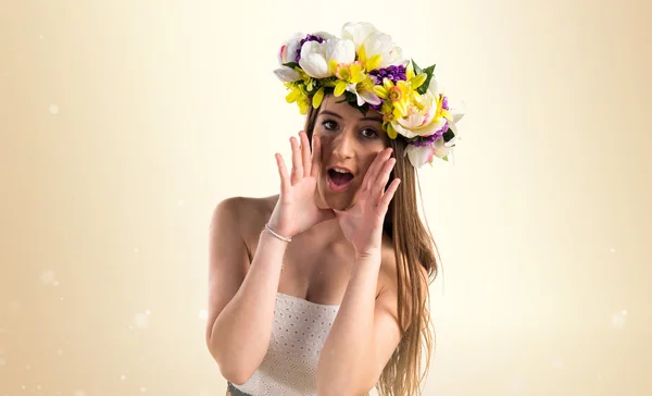 Menina com coroa de flores gritando — Fotografia de Stock