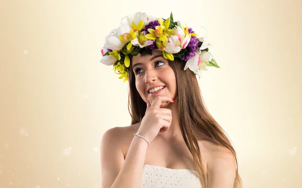 Mädchen mit Blumenkrone denkt nach — Stockfoto