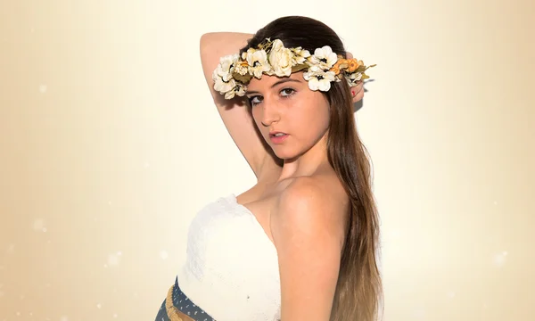 Mulher modelo com coroa de flores — Fotografia de Stock