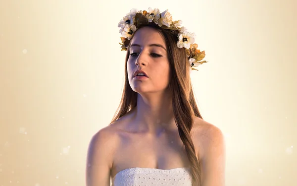 Mulher modelo com coroa de flores — Fotografia de Stock