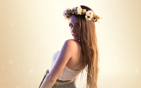 Mulher modelo com coroa de flores — Fotografia de Stock