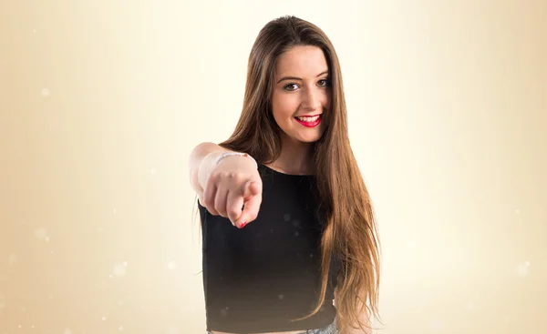 Young girl pointing to the front — Stock Photo, Image