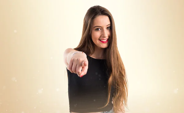 Giovane ragazza che punta verso il fronte — Foto Stock