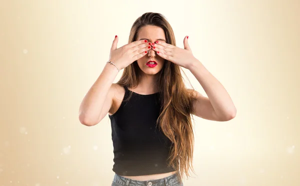 Junges Mädchen bedeckt ihre Augen — Stockfoto