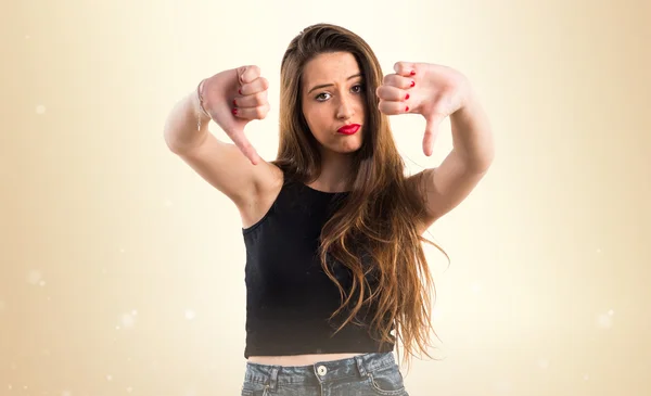 Chica joven haciendo mala señal — Foto de Stock