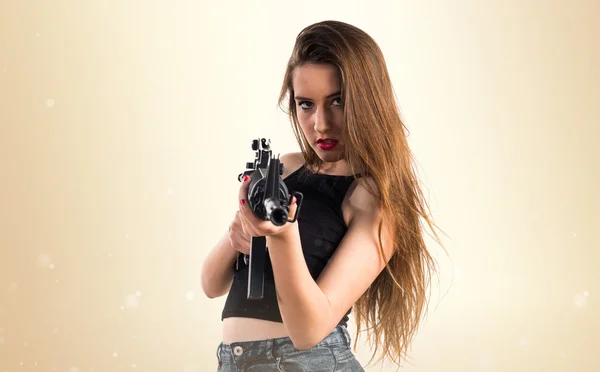 Jovencita sosteniendo un rifle — Foto de Stock