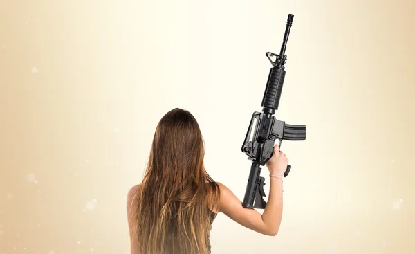 Jovencita sosteniendo un rifle — Foto de Stock