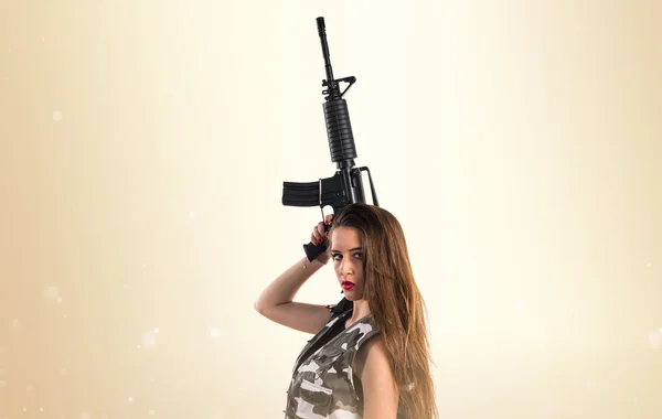 Jovencita sosteniendo un rifle —  Fotos de Stock