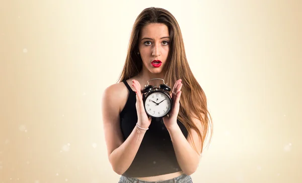 Vintage saat tutan genç kız — Stok fotoğraf