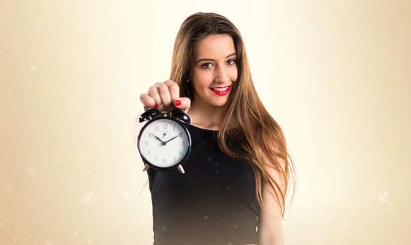 Chica joven sosteniendo reloj vintage —  Fotos de Stock