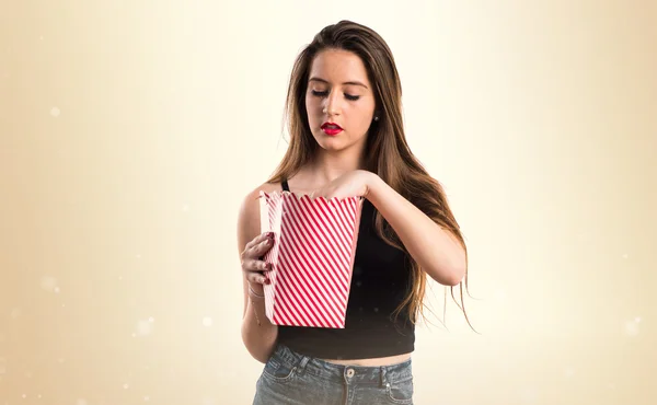 Fiatal lány eszik popcorns — Stock Fotó