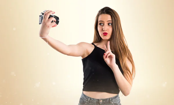 Młoda dziewczyna co selfie — Zdjęcie stockowe