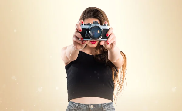 Chica joven sosteniendo una cámara — Foto de Stock