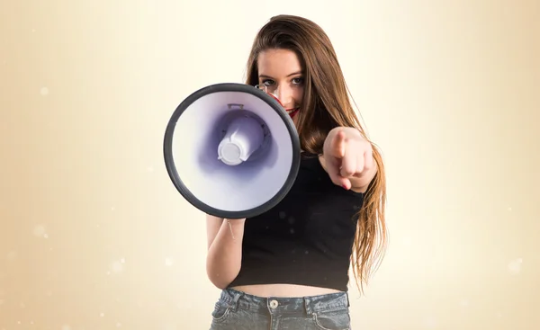 Chica joven gritando por megáfono —  Fotos de Stock