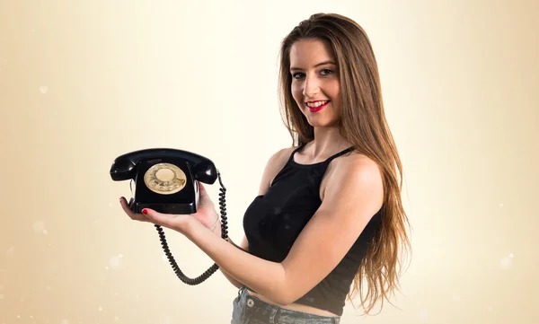 Menina jovem falando com o telefone vintage — Fotografia de Stock