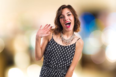 Güzel kadının sürpriz bir jest yapması