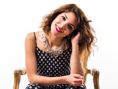 Model kadın vintage koltuk üzerinde