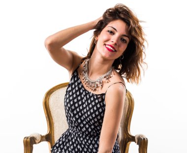 Model kadın vintage koltuk üzerinde