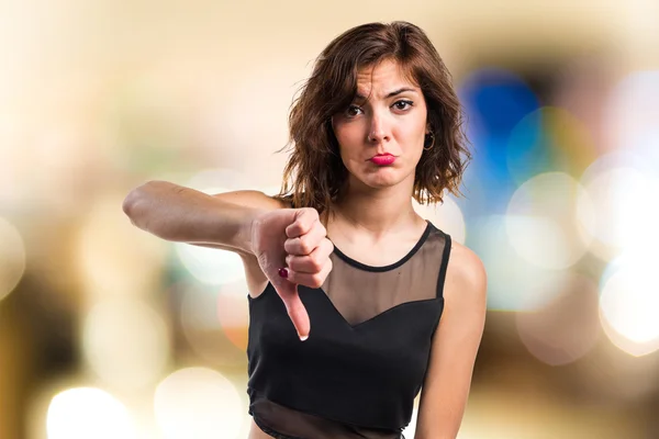 Frau macht schlechtes Signal — Stockfoto