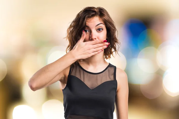 Mujer cubriéndose la boca —  Fotos de Stock