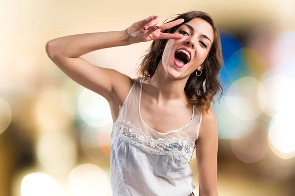 Mujer bonita haciendo gesto de victoria —  Fotos de Stock