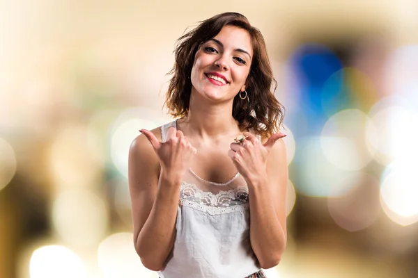 Menina bonita com polegar para cima — Fotografia de Stock