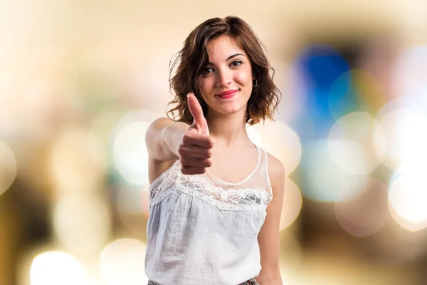 Chica bonita con el pulgar hacia arriba —  Fotos de Stock