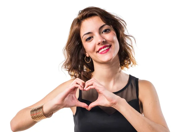 Bella ragazza che fa un cuore con le mani — Foto Stock