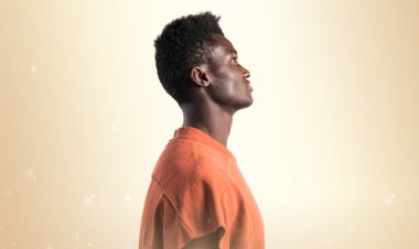 Studio poz yakışıklı zenci